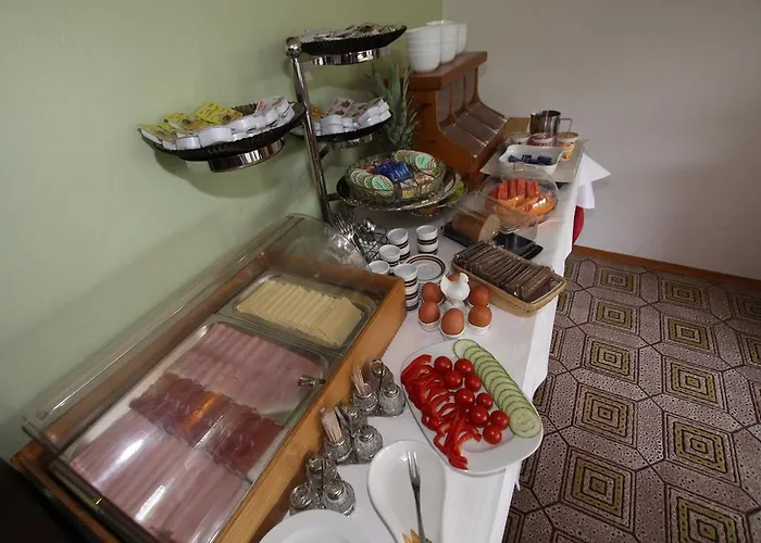 普拉特娜膳食公寓 2*